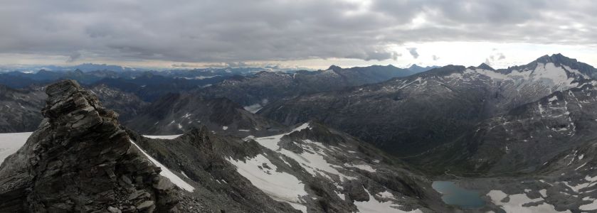 Panorama z Ankogelu na východ , uprostřed vzadu je Hochgolling, kde jsme začínali, vpravo je sousední Hochalmspitze (3360 m).